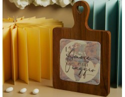 Bomboniera Claraluna 2026 Tagliere in Acacia con Decoro Mondo
