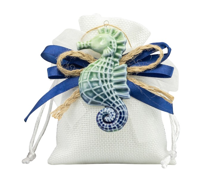 Sacchetto harmony 2024 magnete delfino e ippocampo blu in porcellana 2 assortiti su Bomboniere Dolci Emozioni