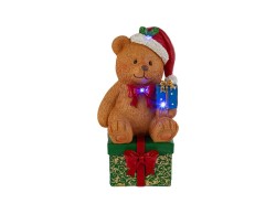 Orsetto natalizio seduto in resina con cappello di Babbo Natale, ghirlanda con luci LED multicolor e pacchi regalo