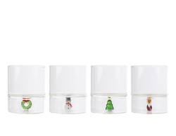 Set da 4 bicchieri natalizi in vetro trasparente 8x10 cm con personaggi 3D: Babbo Natale, albero, pupazzo di neve e ghirlanda.