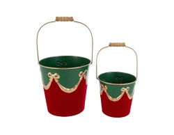 Set di 2 vasi secchielli natalizi in metallo verde e velluto rosso con festoni dorati e manico in legno.