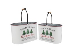 Set di 2 cestini natalizi ovali in metallo bianco con manico e stampa vintage Farm Fresh Christmas Tree in due dimensioni.