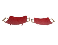 Set di 2 vassoi natalizi rettangolari in metallo rosso martellato con piedini d'appoggio e manici rivestiti in corda.