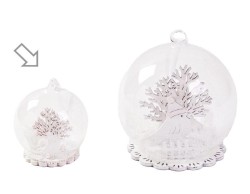 Sfera pendente natalizia in vetro trasparente diametro 6 cm con paesaggio bianco innevato e base in legno traforata.