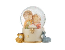 Sfera di neve in vetro con Sacra Famiglia stile bimbi e base in resina con bue e asinello altezza 9 cm.