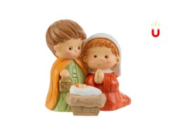 Calamita natalizia in resina con Sacra Famiglia stile bimbi colorata altezza 5,5 cm magnete da frigorifero.