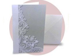 Partecipazione di nozze con stampa motivo floreale e sfondo grigio