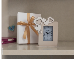 Bomboniera Matrimonio Orologio da Tavolo con Cuori Intagliati in Legno
