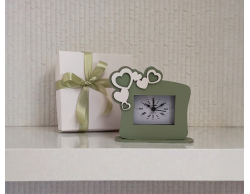 Bomboniera Matrimonio Orologio da Tavolo con Cuori Intagliati in Legno Verde Salvia