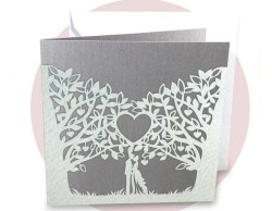 Partecipazione di nozze con sposi e cuori