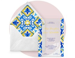 Partecipazione di nozze in plexiglass trasparente rettangolare tema maioliche blu e gialle