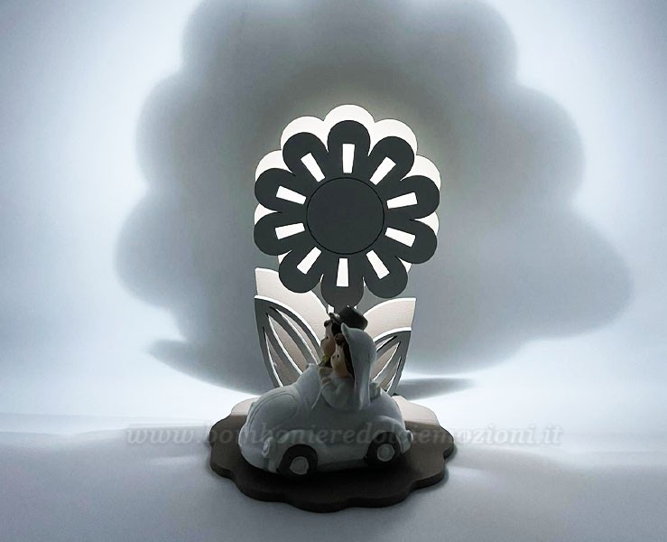 Bomboniera Matrimonio Mariella Martini fiore con sposi e macchina led su Bomboniere Dolci Emozioni