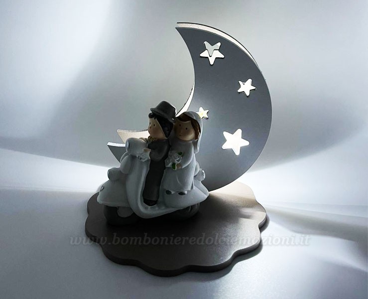 Bomboniera Matrimonio Mariella Martini luna sposi con vespa led su Bomboniere Dolci Emozioni