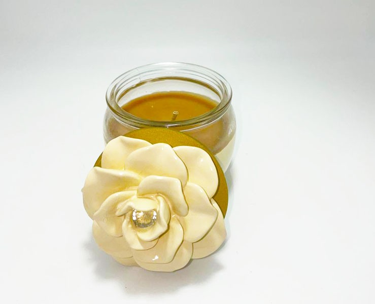 Bomboniera Matrimonio Mariella Martini candela profumata panna con coperchio con applicazione rosa su Bomboniere Dolci Emozioni