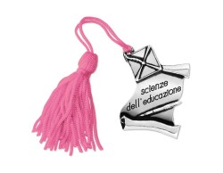 Bomboniera Laurea pergamena con tocco Scienze dell'Educazione con Nappina Rosa