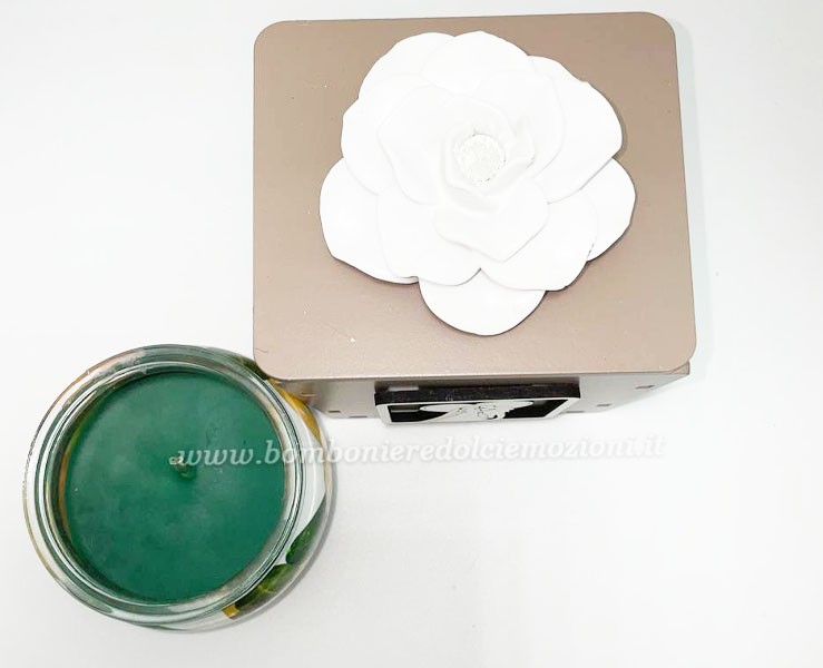 Bomboniera Matrimonio Mariella Martini cofanetto con applicazione coppia sposi e candela verde su Bomboniere Dolci Emozioni