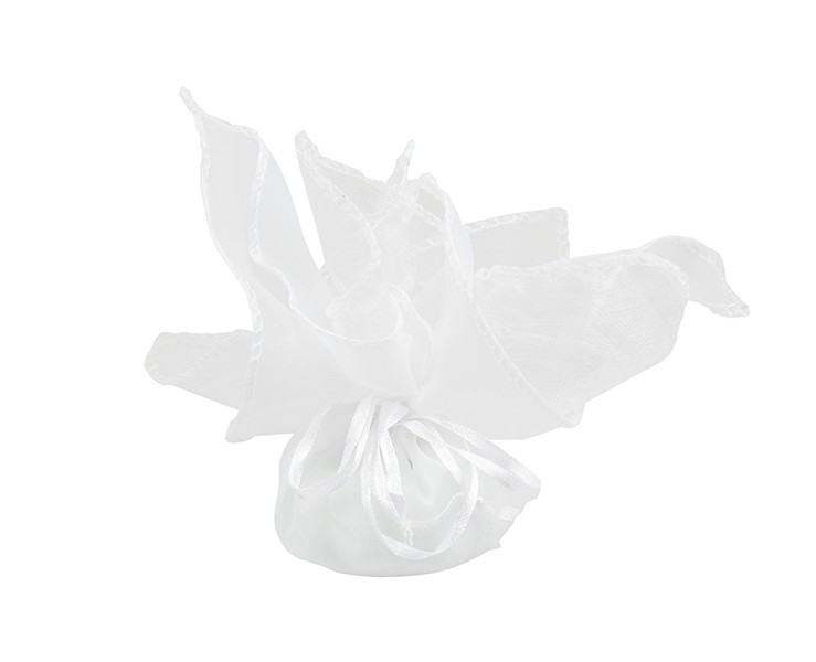 Bomboniera harmony COMUNIONE BIMBA RESINA CON CUORE E CORONCINA IN 3 VARIANTI ASSORTITE CON FAZZOLETTO su Bomboniere Dolci Emozioni